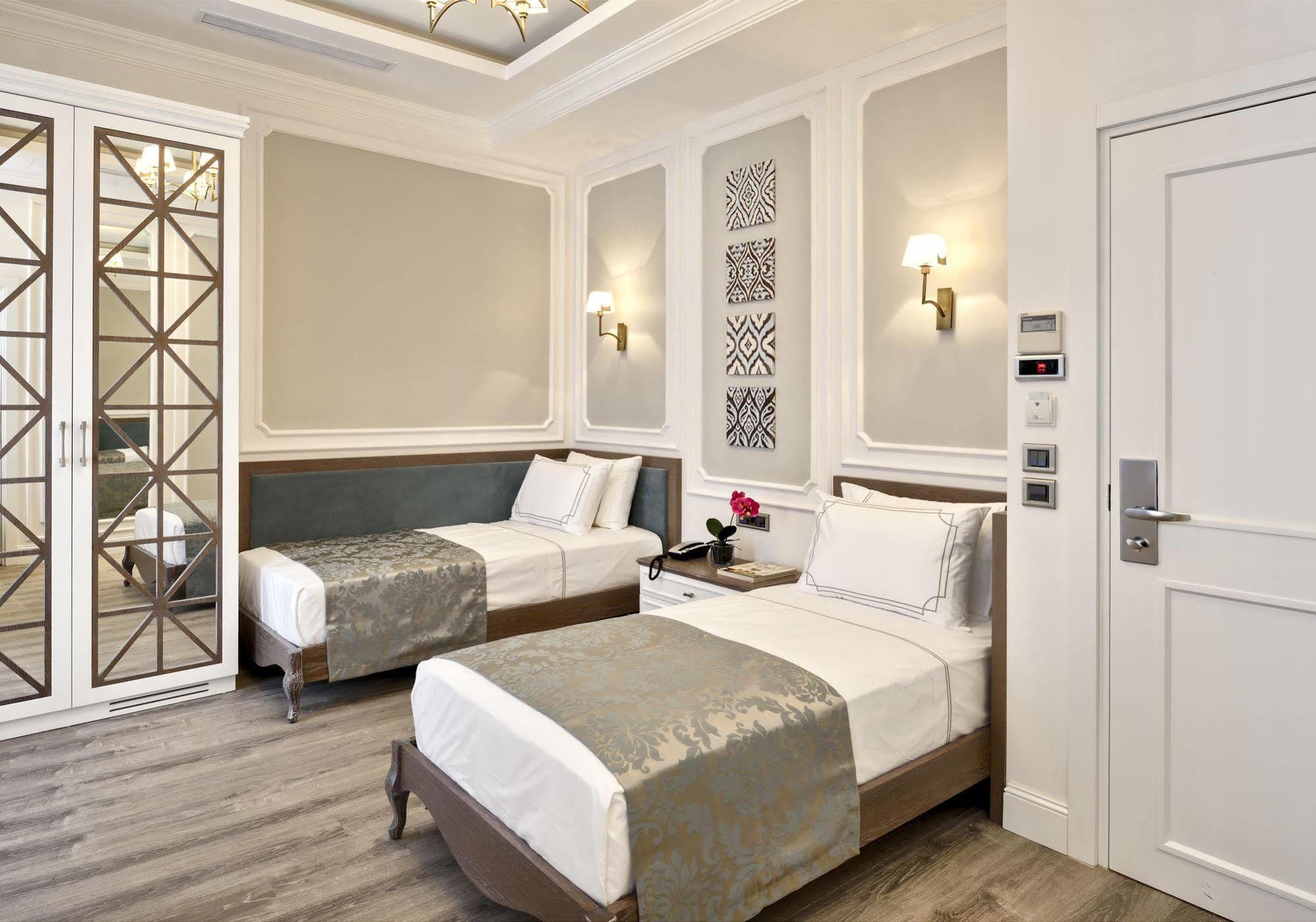 Mirrors Hotel Istanbul Bagian luar foto