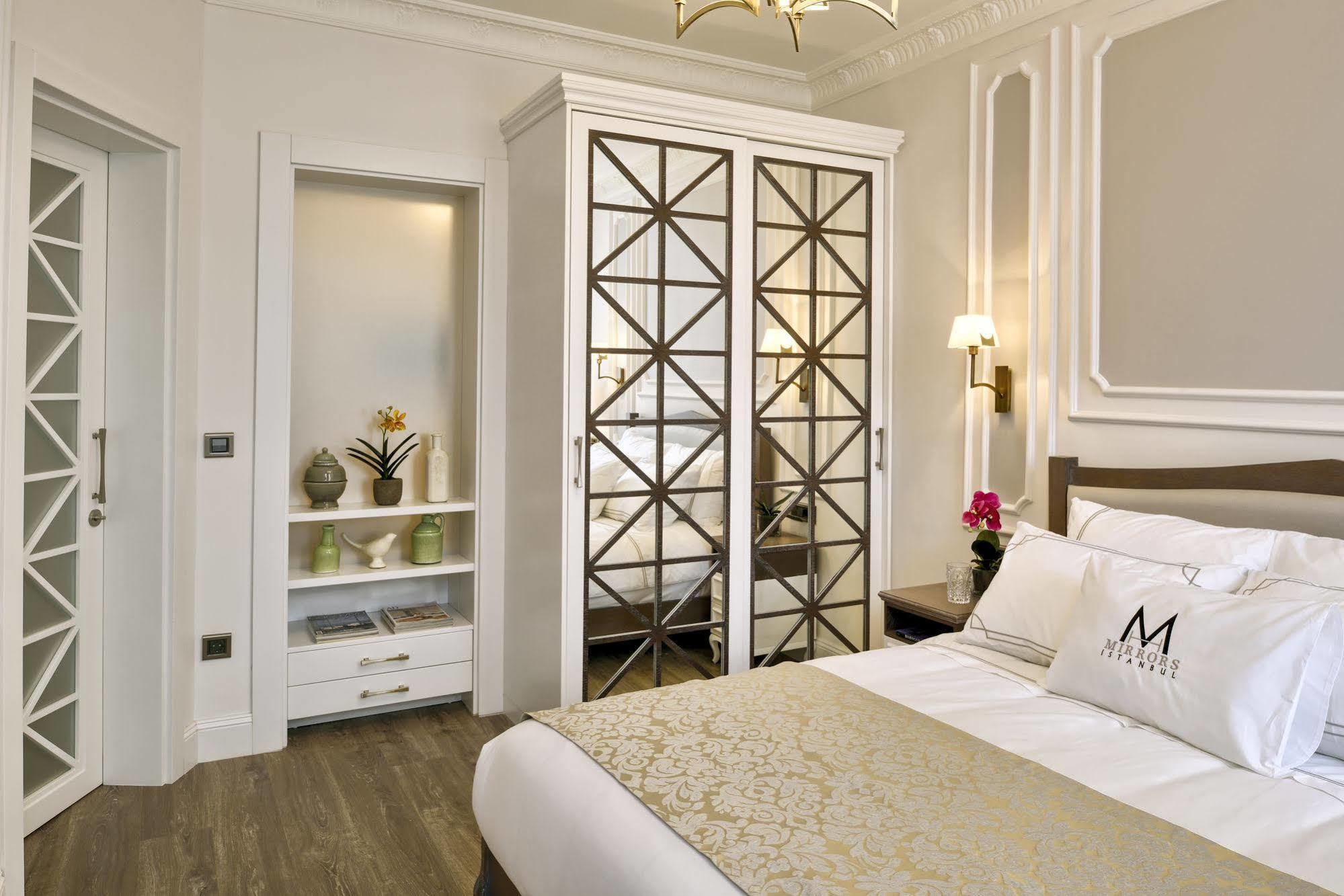 Mirrors Hotel Istanbul Bagian luar foto