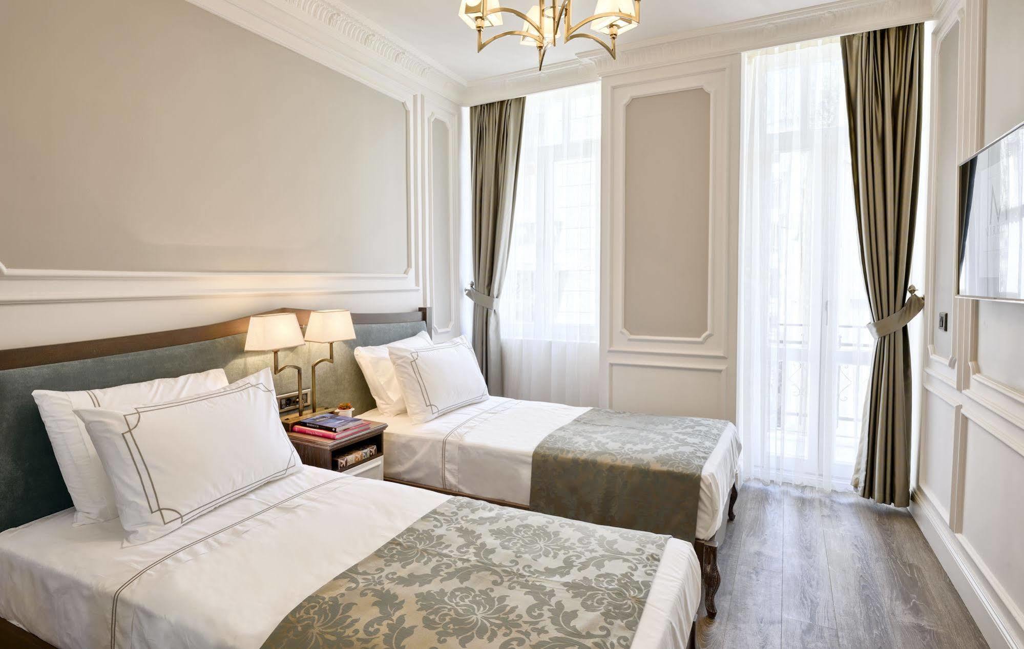 Mirrors Hotel Istanbul Bagian luar foto